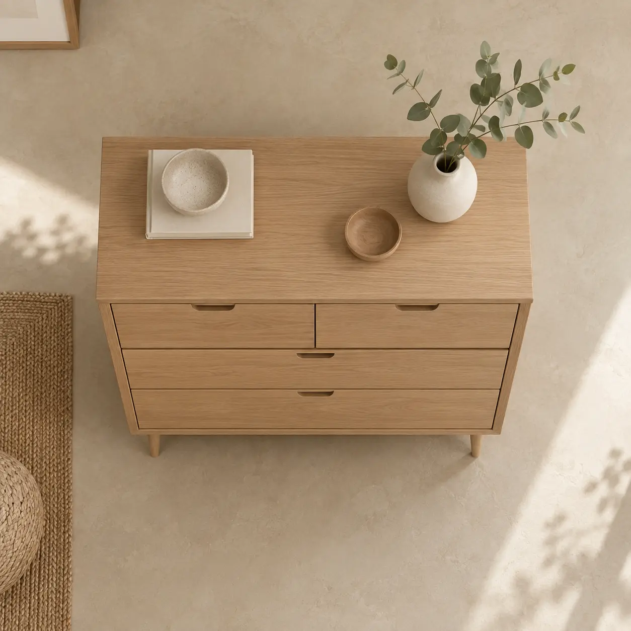 Un meuble à tiroirs en bois gagne de la place, à condition de choisir le bon format